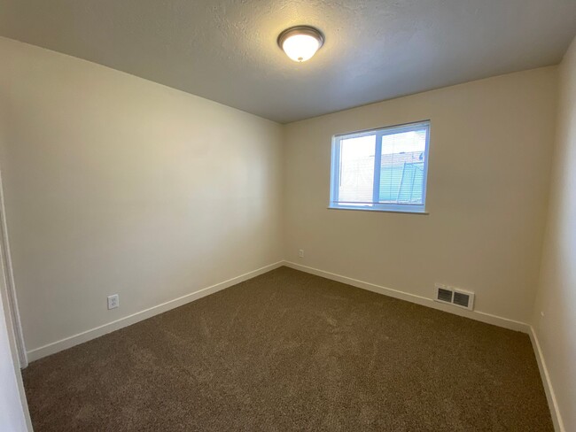 Building Photo - 3 Bed, 1 Bath Apartment w/ 1-Car Garage - ...