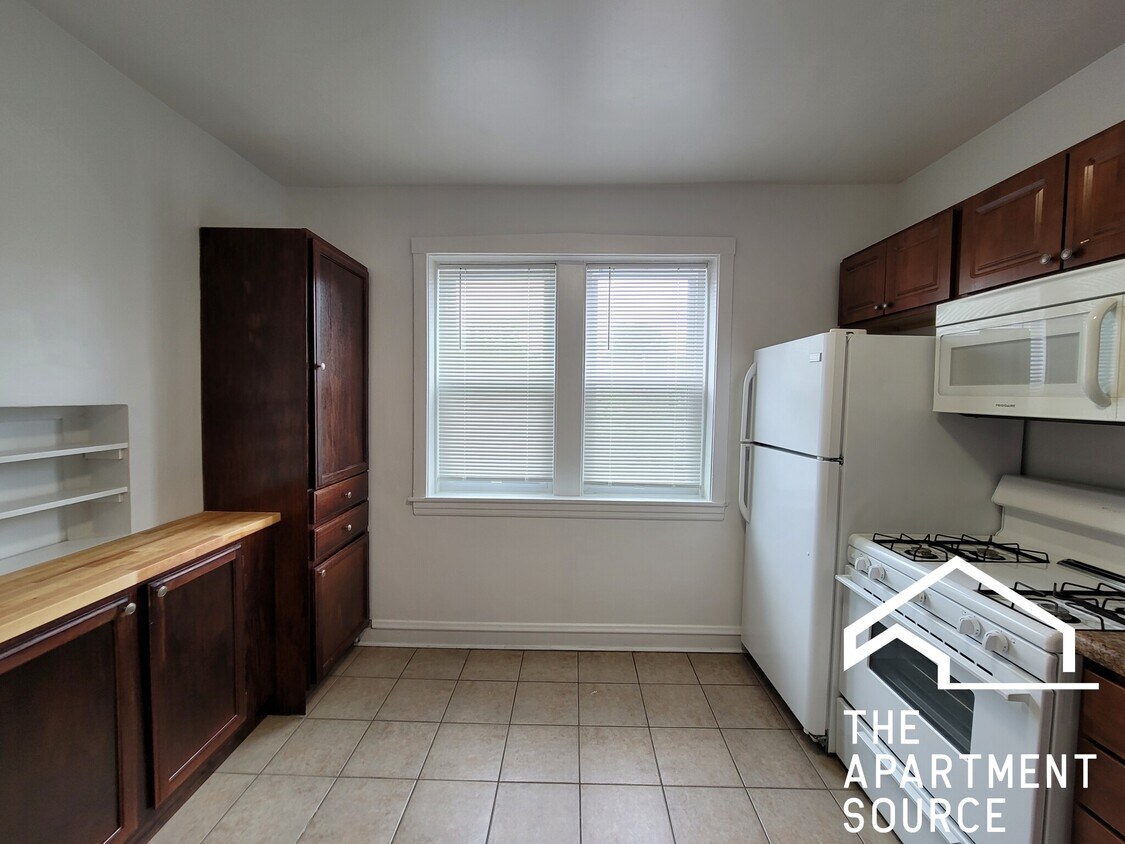 Foto principal - 3052 W Irving Park Rd