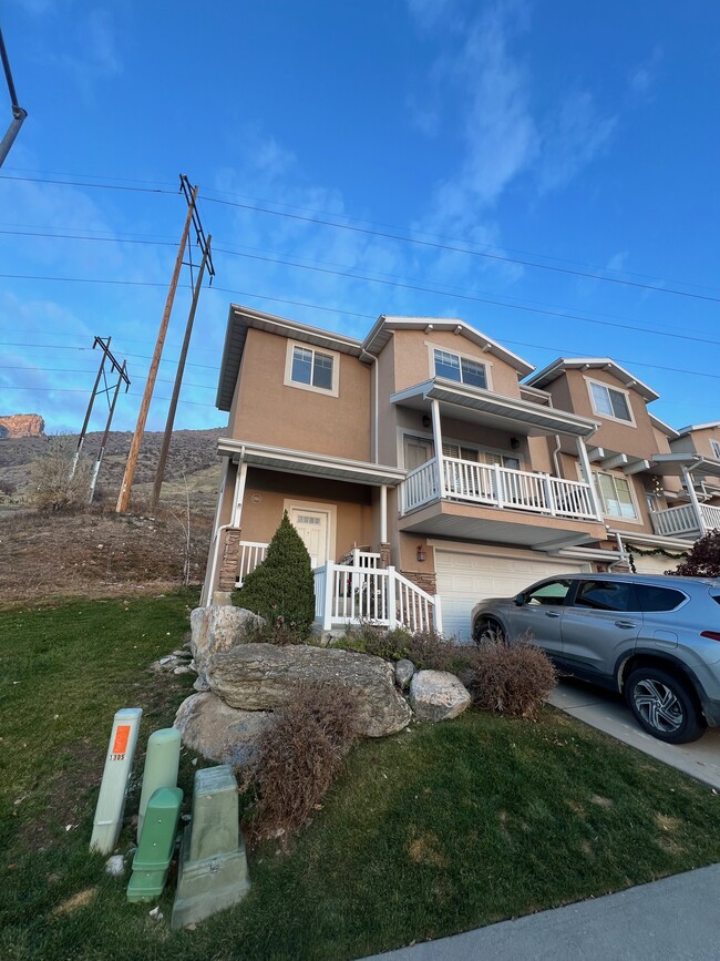 Building Photo - 1305 Alpine Loop