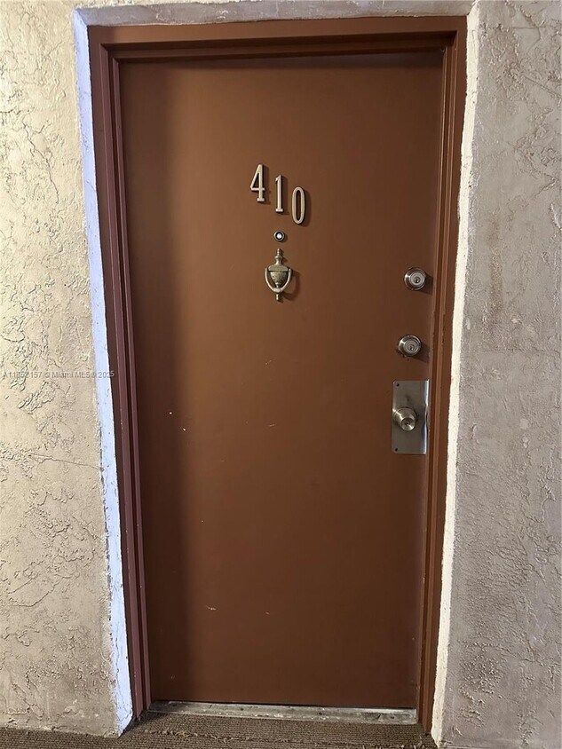 Foto principal - 9401 SW 4th St