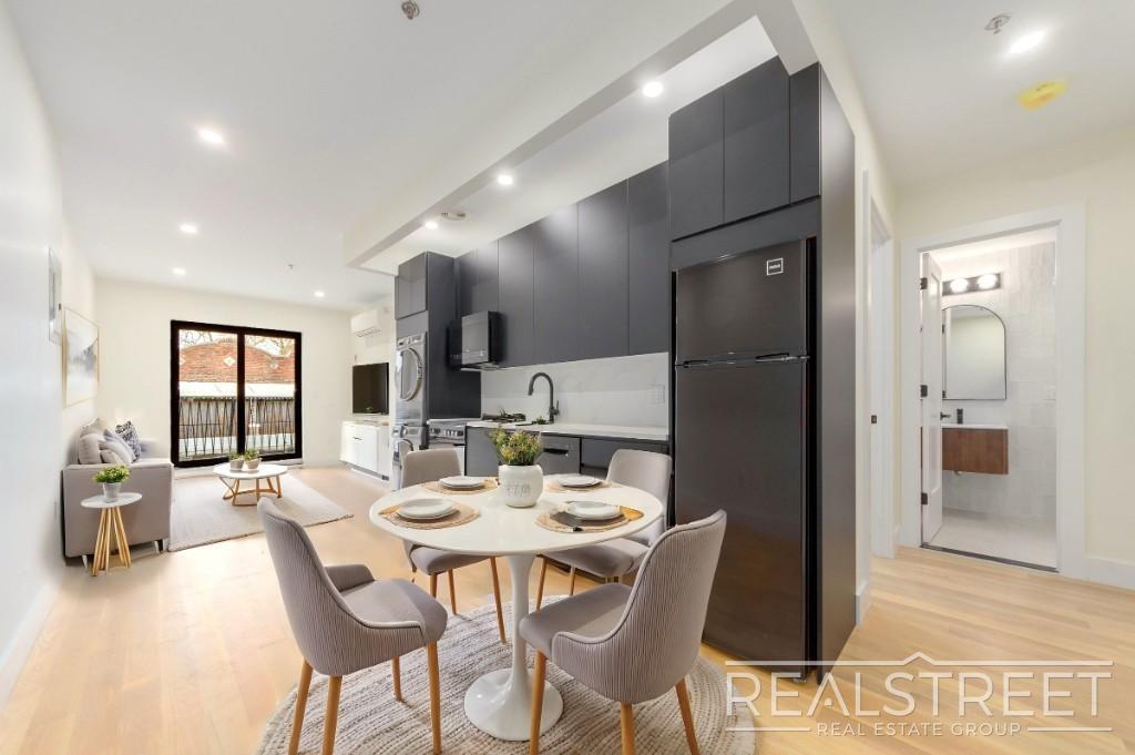 Foto principal - Brand New 2 bed with in unit WD Shared Roo...