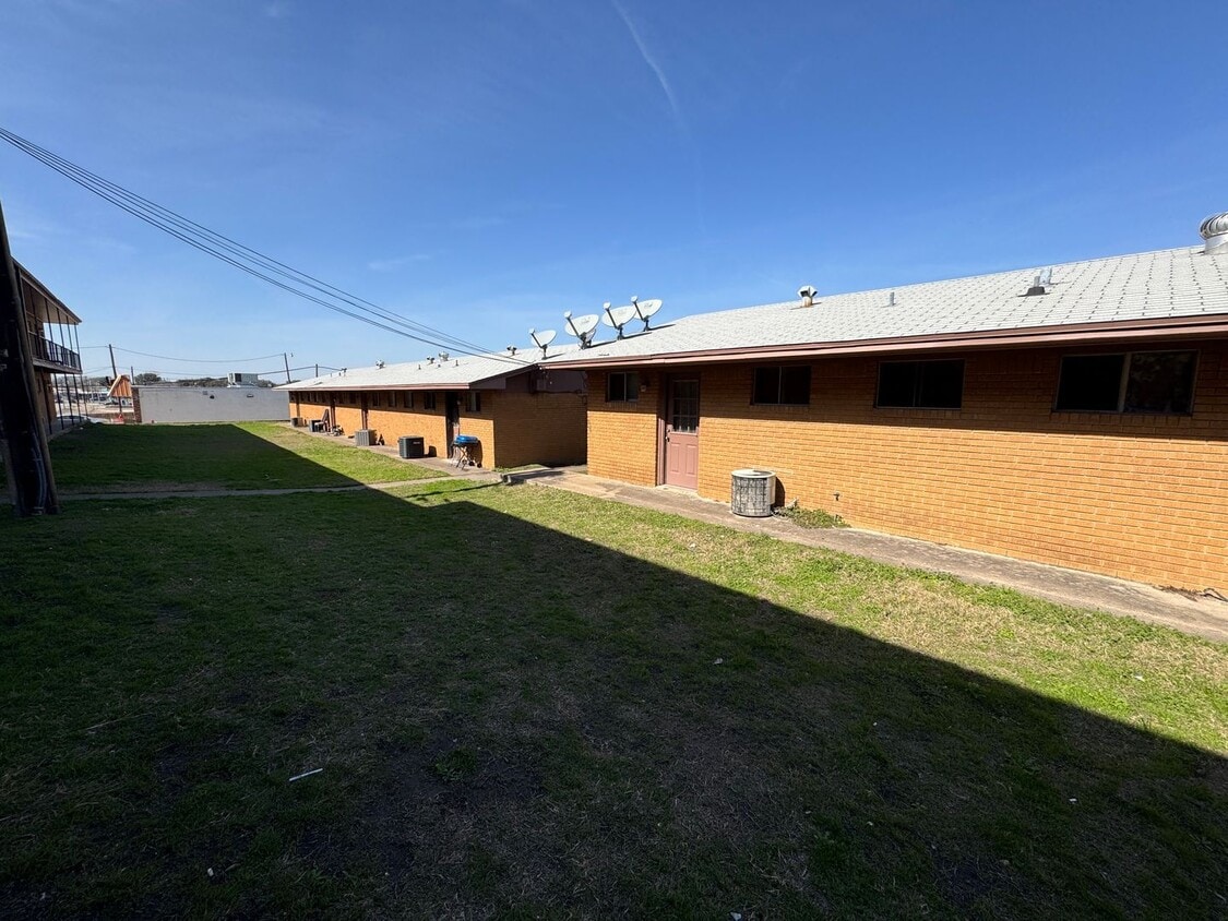 Building Photo - 806 Safady Ave