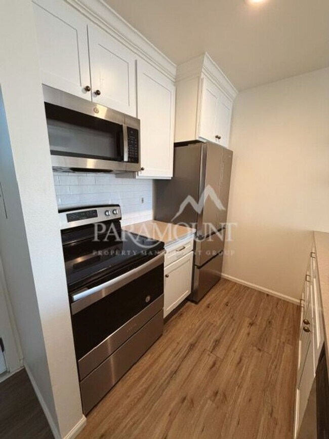 Building Photo - Fully Transformed End Unit in Downtown Poulsbo