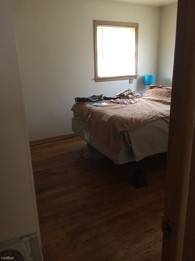 9461 Maple Dr, Rosemont, IL 60018 Room for Rent in Rosemont, IL