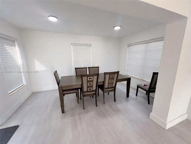 Foto del edificio - 3361 NW 5th Pl