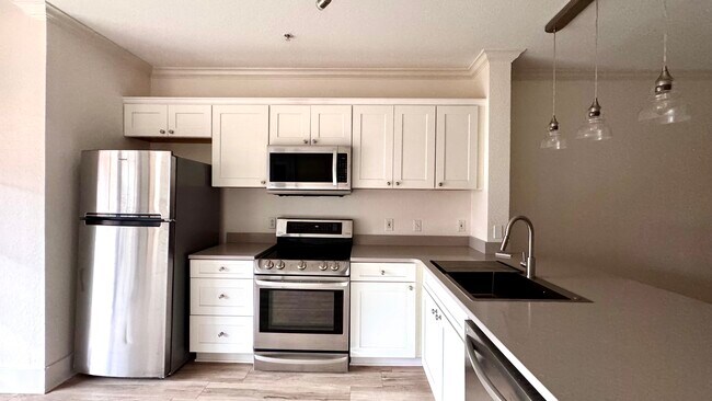 Building Photo - 911 N Orange Ave