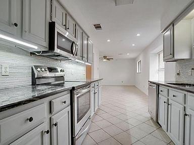 Building Photo - 813 Leslie Ln