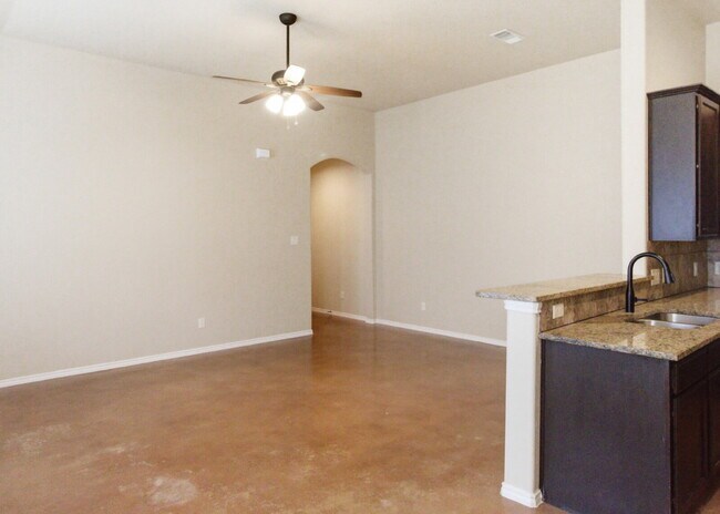 Foto del edificio - 3 Bedroom Duplex with Stained Concrete Floors and Greenbelt Views!