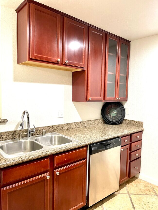 Foto del edificio - 1130 Yarwood Ct