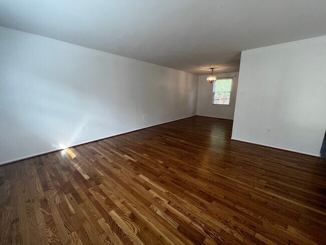 Foto del edificio - Charming 4 BR/2 BA Single-Family Home in Silver Spring!