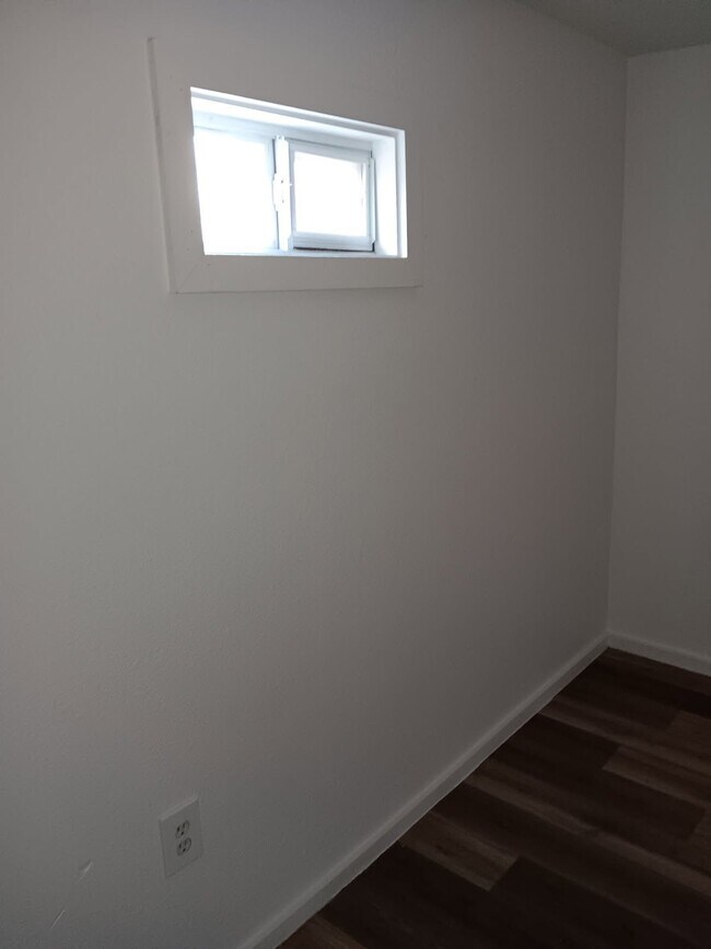 Building Photo - 685 Englehart