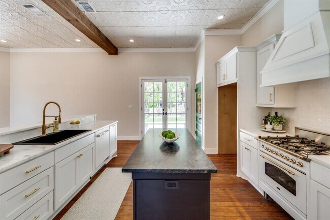 Building Photo - 1006 West St