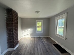 Building Photo - 227 Idylwild St NE