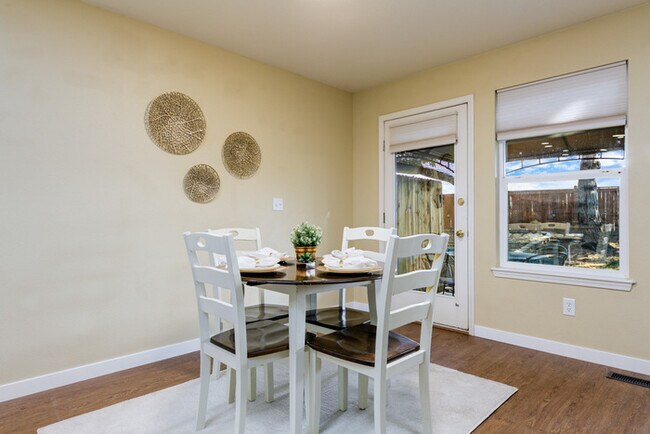 Foto del edificio - 3 Bed 2.5 Bath Townhome in Prime Boise Location!