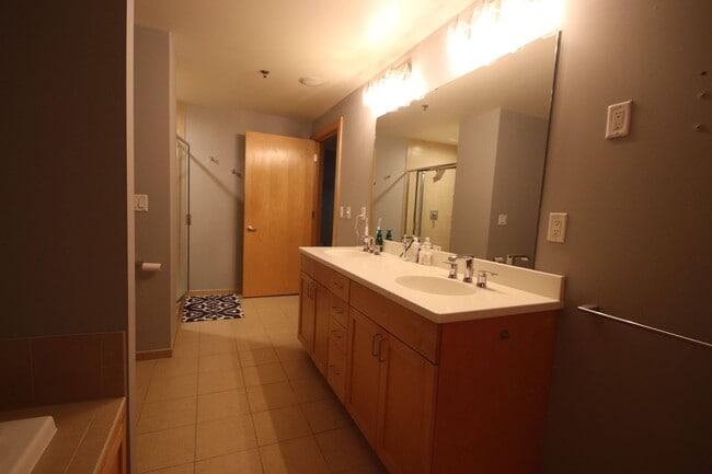 Building Photo - Trendy 1-Bedroom Loft in Rock Island Lofts...
