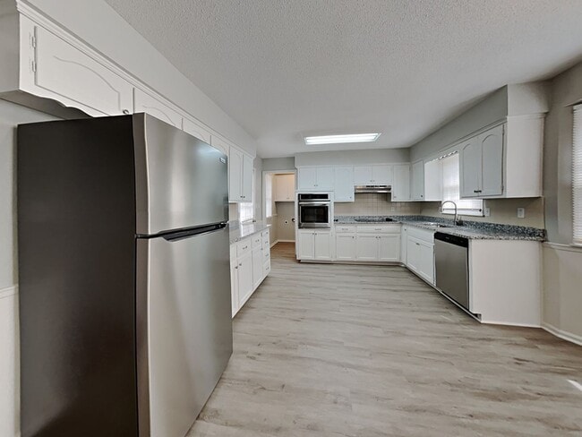 Building Photo - Spacious 4BR Home with Finished Basement, Fireplace & Unique Layout