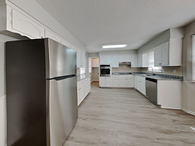 Foto del edificio - Spacious 4BR Home with Finished Basement, Fireplace & Unique Layout