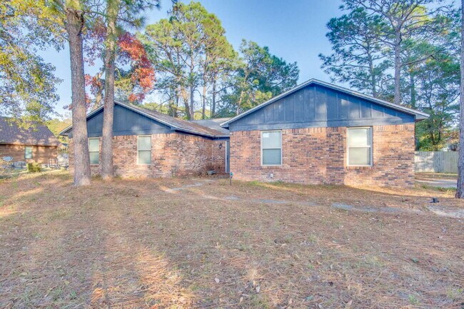 Foto del edificio - Spacious 3-Bed, 2-Bath Brick Home with 2-Car Garage, Granite Countertops, and Stainless Steel App...