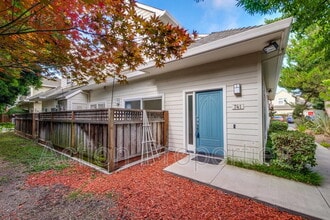 Building Photo - 741 Cottage Ct