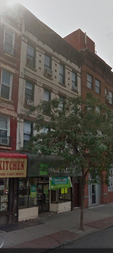 Vista de la calle del edificio - 754 Grand St