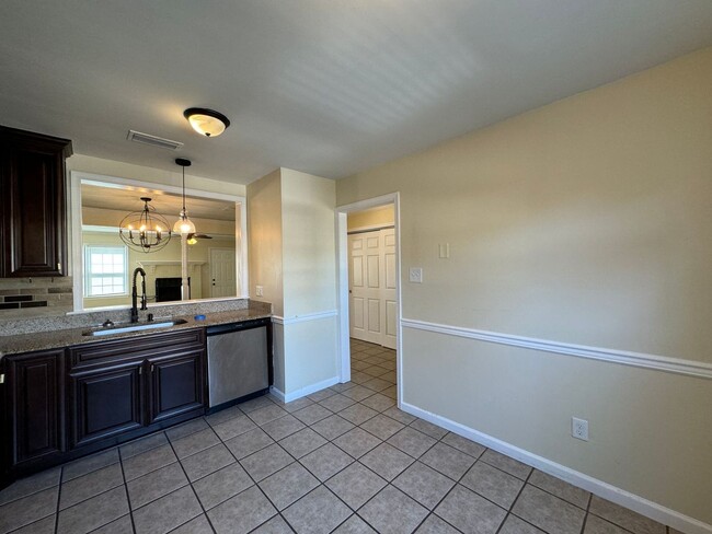 Foto del edificio - Introducing a newly renovated town-home "A...