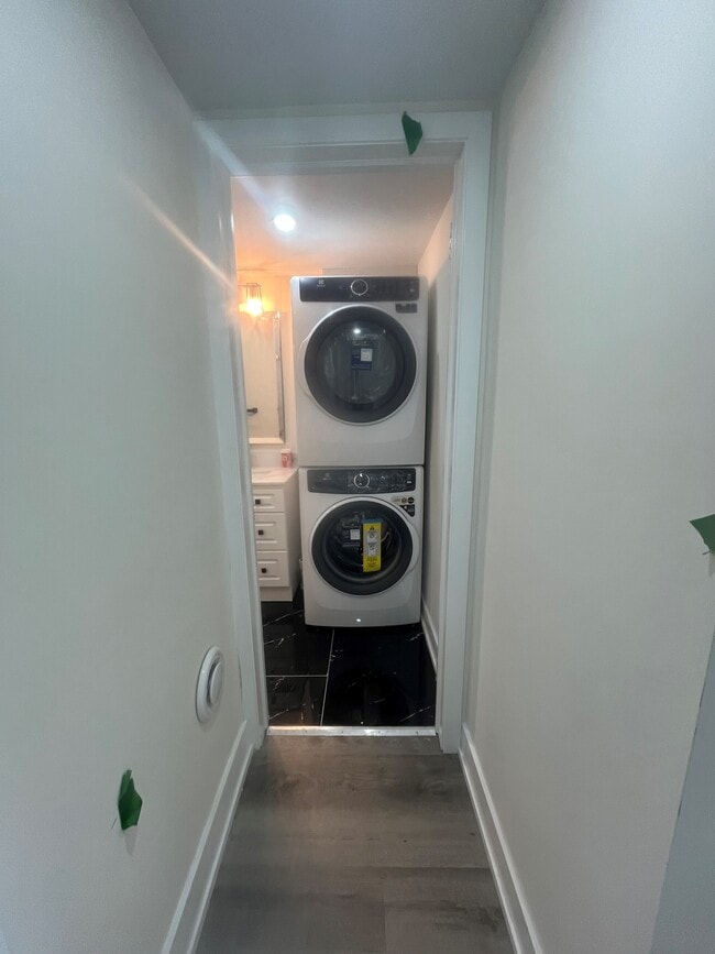 Building Photo - 160 Densmore Rd