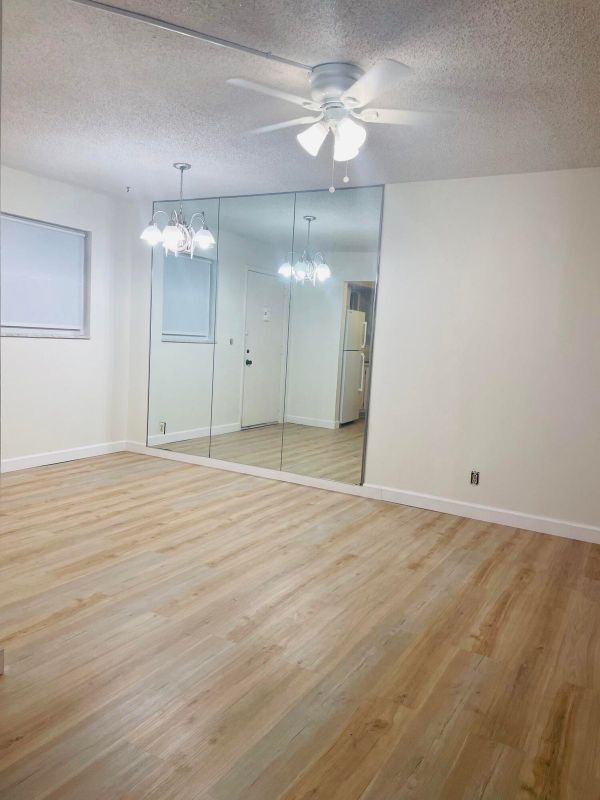 Building Photo - 725 Lori Dr