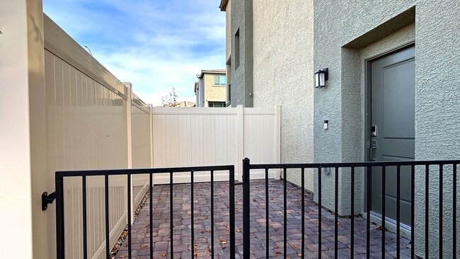 Building Photo - Wonderful 3 Bedroom townhouse with a 1 car garage - 3 levels located in North Las Vegas
