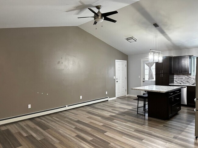 Building Photo - 1321 Groundsel Ave