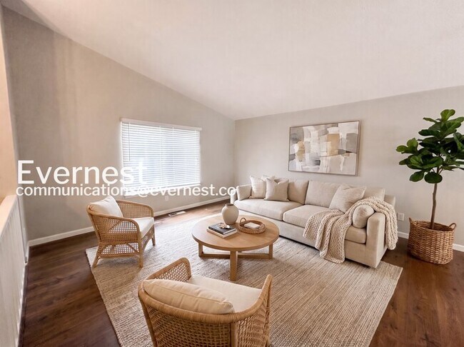 Building Photo - 5 Bed, 3 Bath Home with Garage / Pet-Friendly / Vouchers Accepted / Available Now!