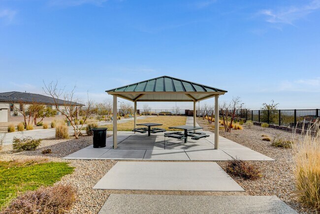 Foto del edificio - STUNNING SINGLE STORY 4 BEDROOM 2.5 BATHRO...