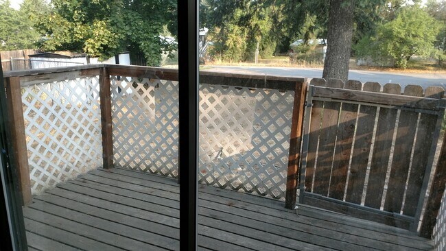Building Photo - Large 6/3.5 Bedroom Home in Post Falls