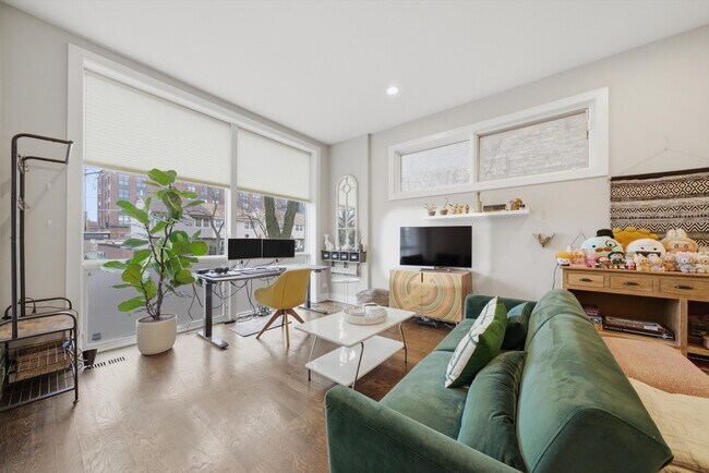 Building Photo - 2528 N Linden Pl