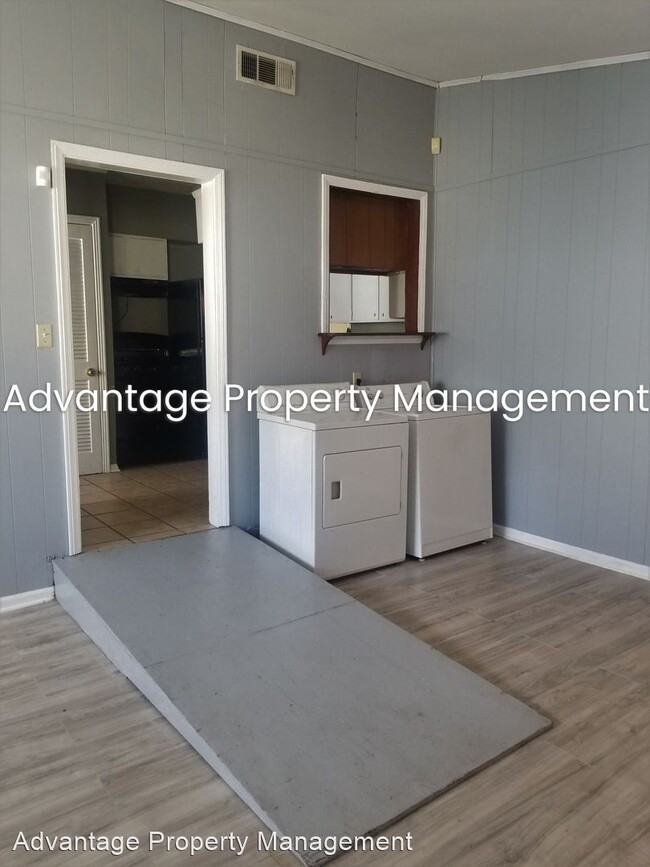 Building Photo - 3 br, 1 bath House - 342 W Waldorf Ave.