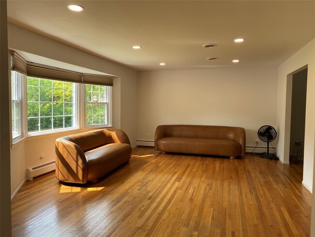 Foto del edificio - 213 Fort Lee Pl