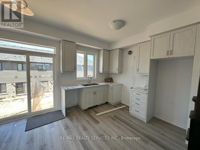 Photo du bâtiment - 461 Blackburn Dr