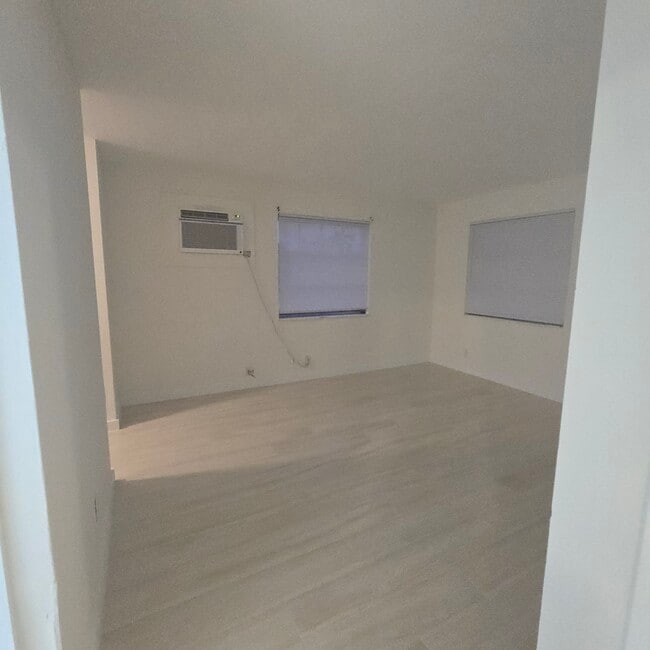 Foto del edificio - 1720 NE 62nd St