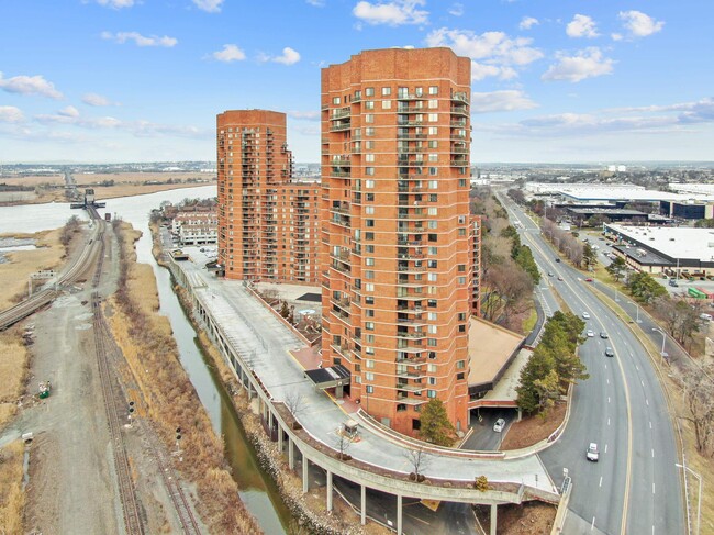 Building Photo - 1638 Harmon Cove Tower