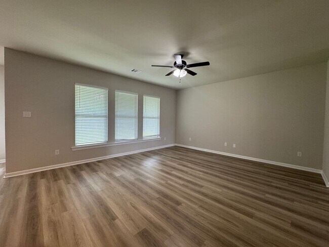 Building Photo - Like New - Home for Rent in Denham Springs