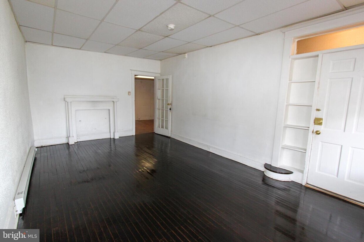 Primary Photo - 325 S Queen St