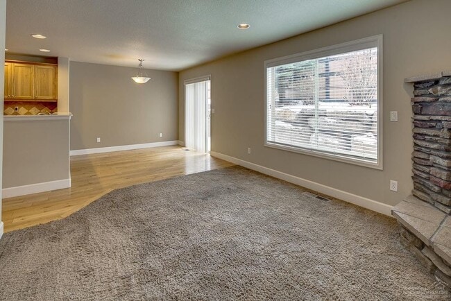 Building Photo - Beautiful 3 Bed/2.5 Bath Two-Story Duplex ...