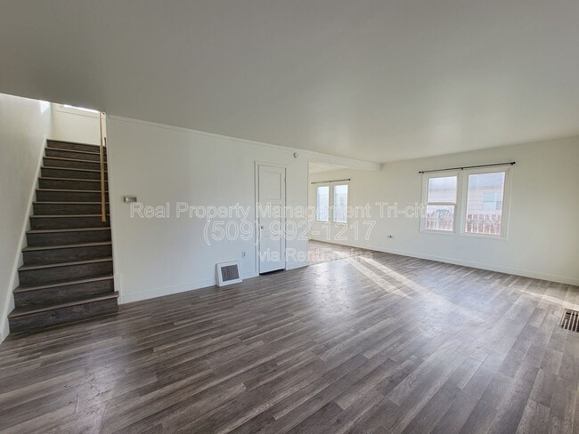 Building Photo - 87 Symons St