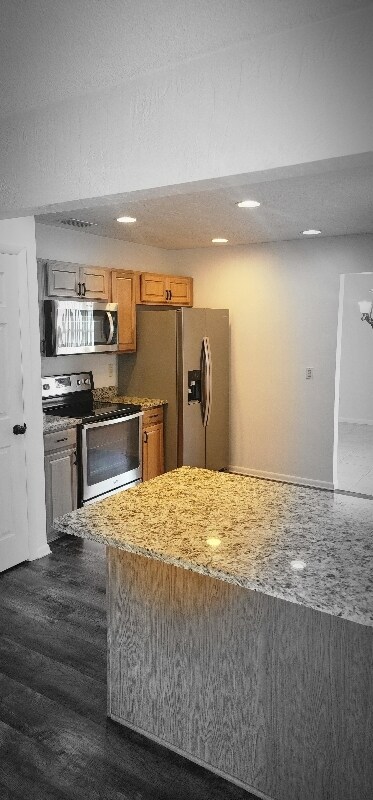 Building Photo - 2404 Pine Tree Dr