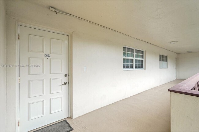 Building Photo - 3151 N Course Ln