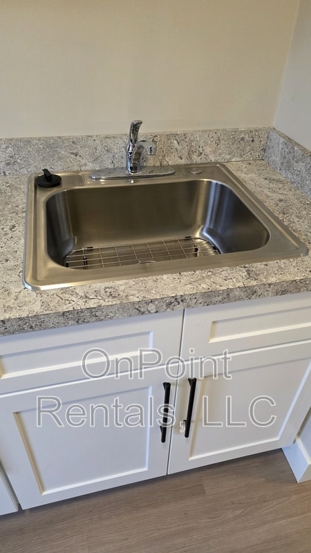 Building Photo - 5915 N Wayne Rd