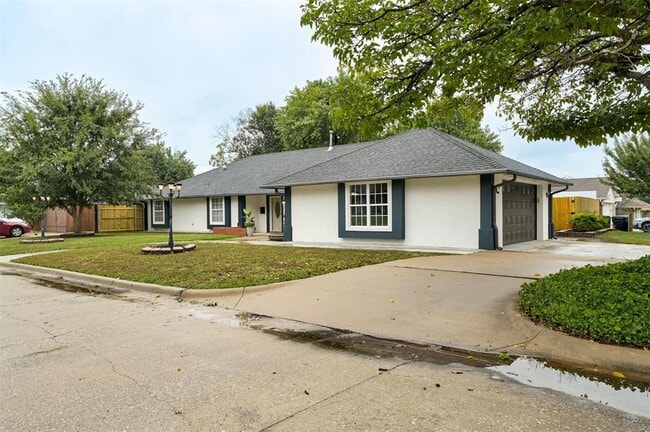 Building Photo - 9009 Lakeaire Dr