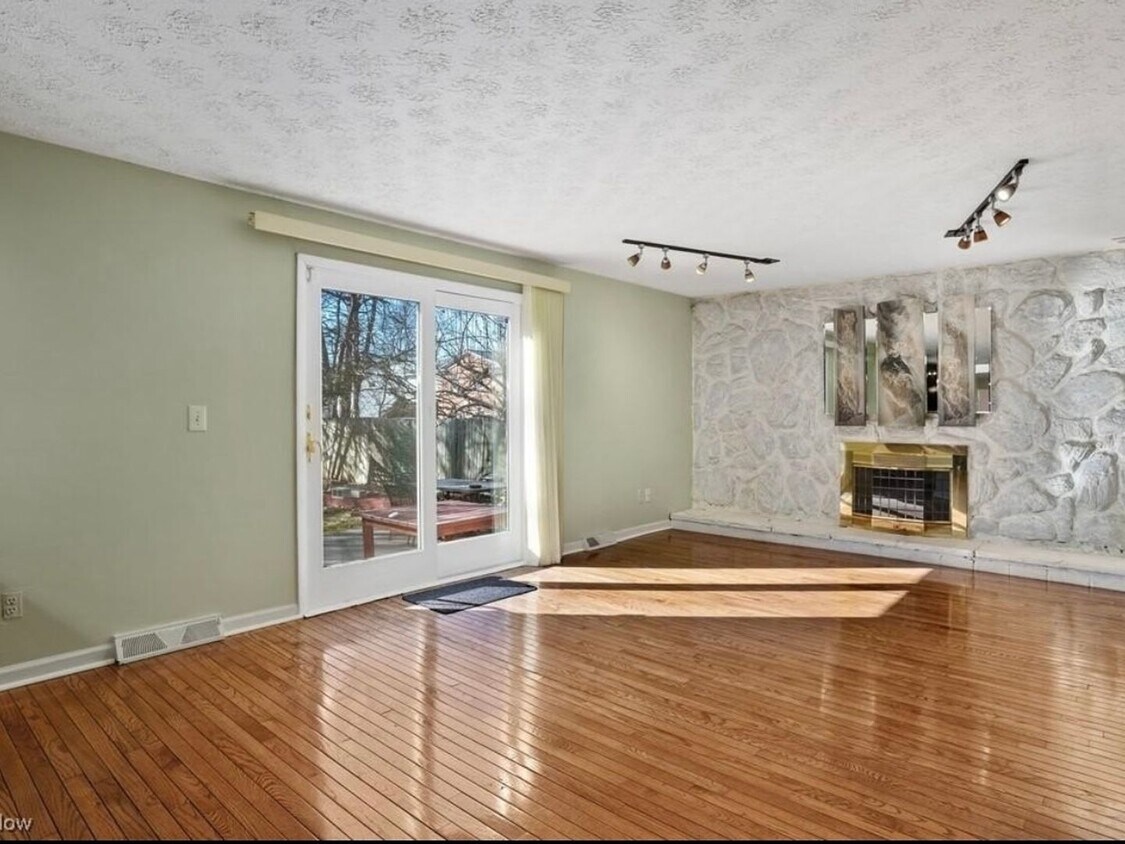 Foto principal - 4 Bedroom 3 bathroom Single Family Home in...