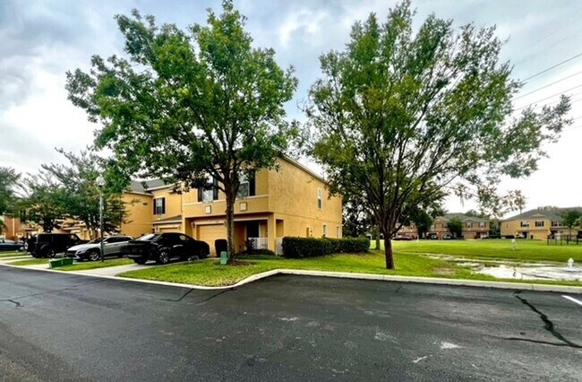 Foto del edificio - OVIEDO/UCF RENTAL-Fresh paint! Inviting 2 story 3 bd 2.5 bath townhouse located in Hawthorne Glen...