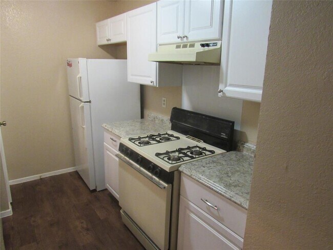 Building Photo - 2131 Andover Dr