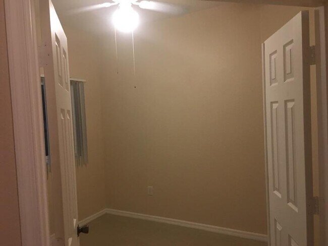 Building Photo - 260 Crestwood Cir
